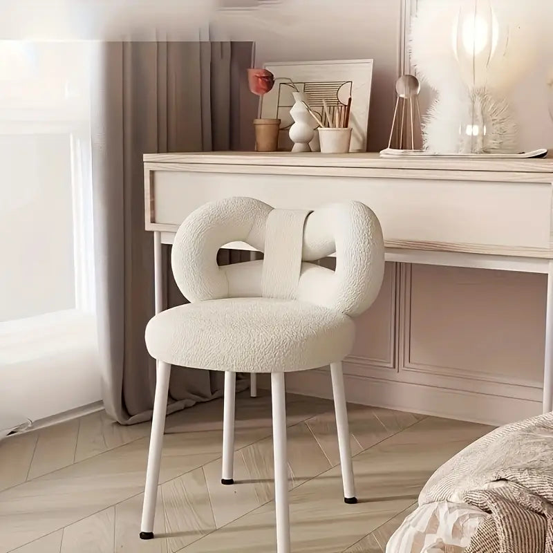 ™Althoria | סטול וינטי אלגנטי – גב פרווה סינתטית, שלד מתכתי, מושלם ליופי ואיפור