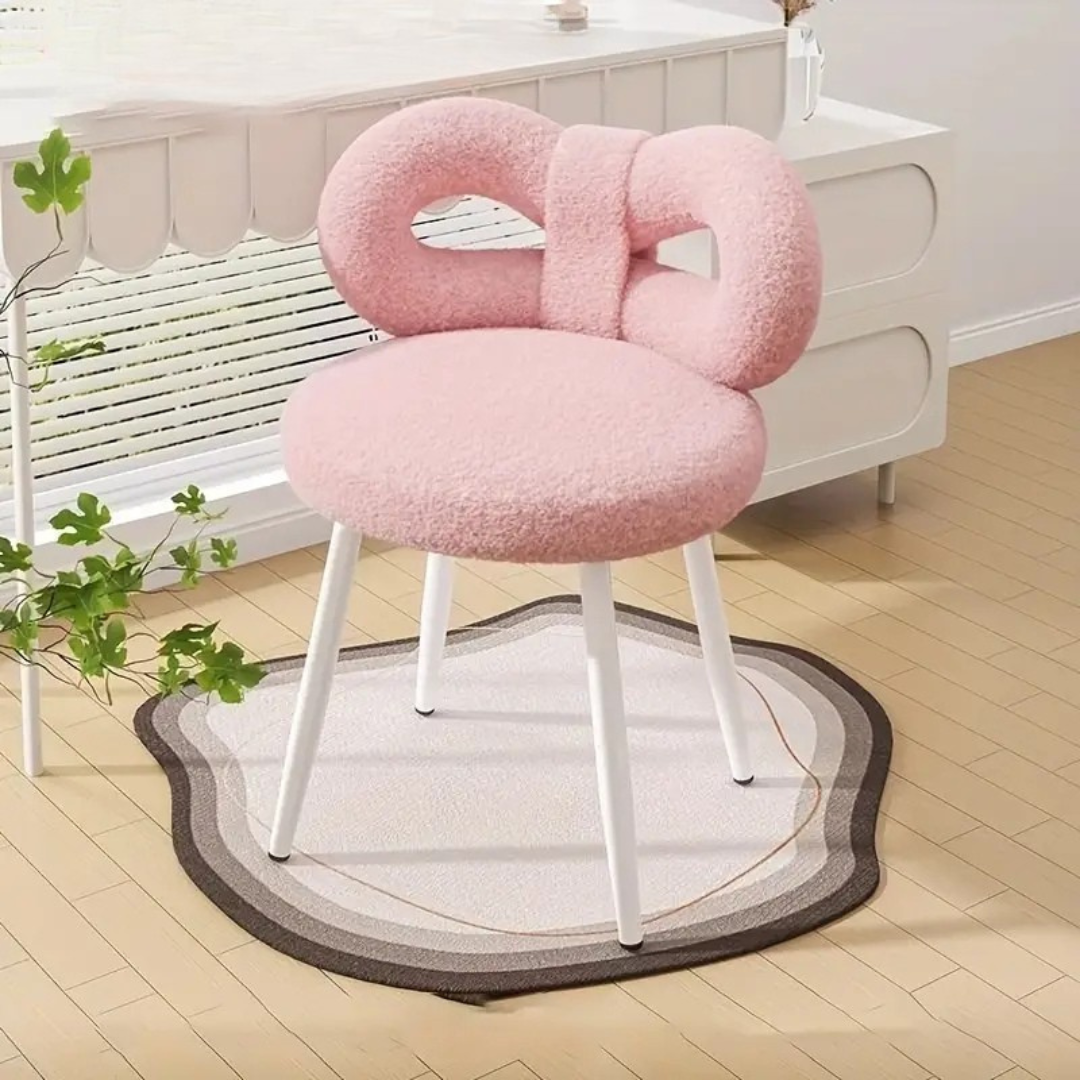 ™Althoria | סטול וינטי אלגנטי – גב פרווה סינתטית, שלד מתכתי, מושלם ליופי ואיפור